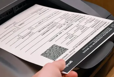 Despachante imprimindo o CRLV-e em um escritório especializado.